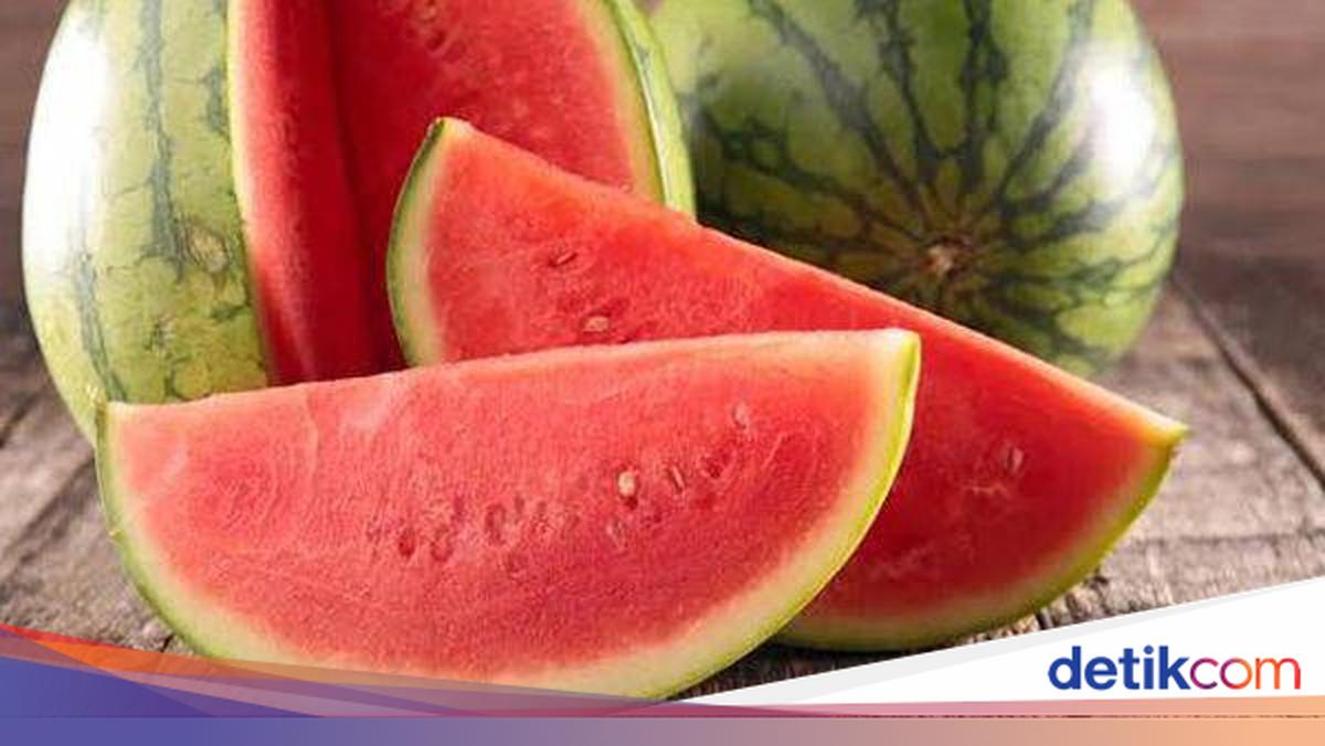 4 Makanan dan Minuman yang Jangan Dikonsumsi Bareng Semangka