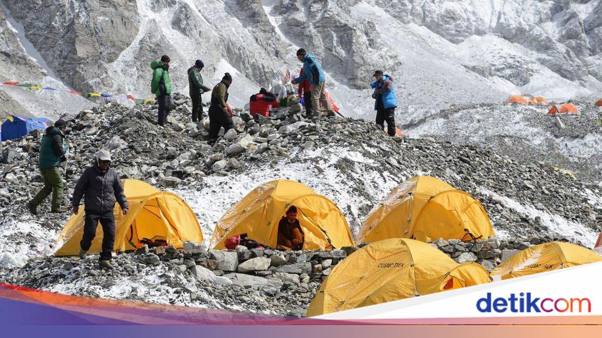 500 Pendaki Terjebak Badai di Gunung Everest Berhasil Dievakuasi