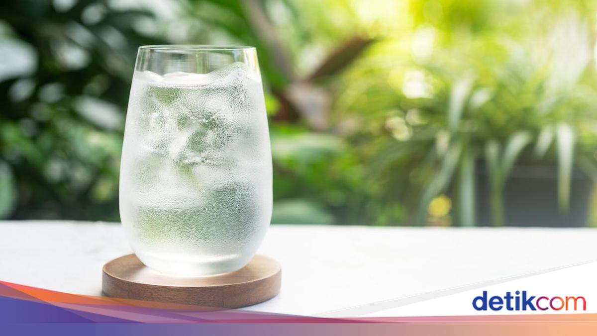 7 Alasan Sebaiknya Tidak Minum Air Es Saat Cuaca Panas