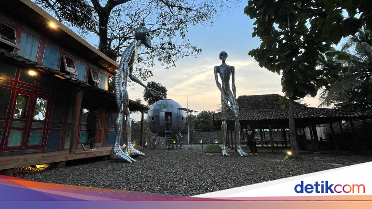 Ada Kampung Alien di Kulon Progo, Dijaga Patung Alien 3 Meter!