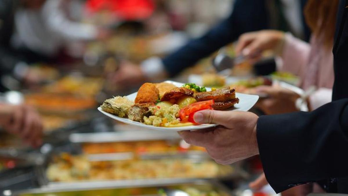 Alasan Sebaiknya Jangan Makan Sambil Berdiri, Bisa Begini Dampaknya ke Pencernaan