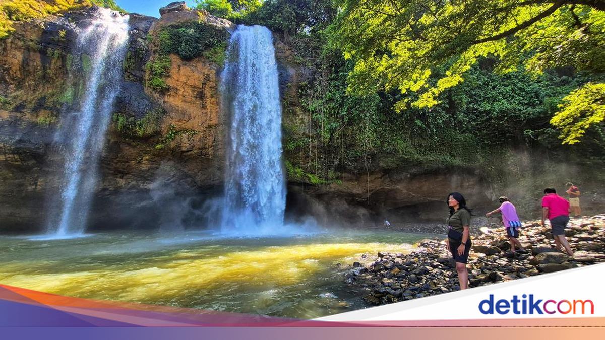 Di Air Terjun Ini Ada Batu Purba yang 'Menjaga' Laut Selatan