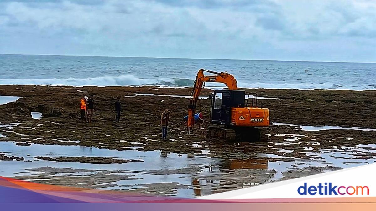 Duh! Viral Terumbu Karang di Pantai Sukabumi Dihantam Alat Berat, Warga Geram