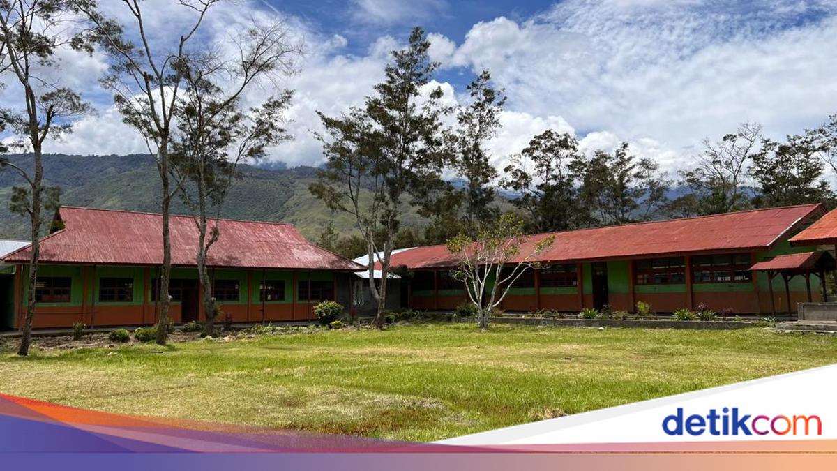 Guru Terbatas, Ruang Kelas Kurang, hingga Atap Ilalang