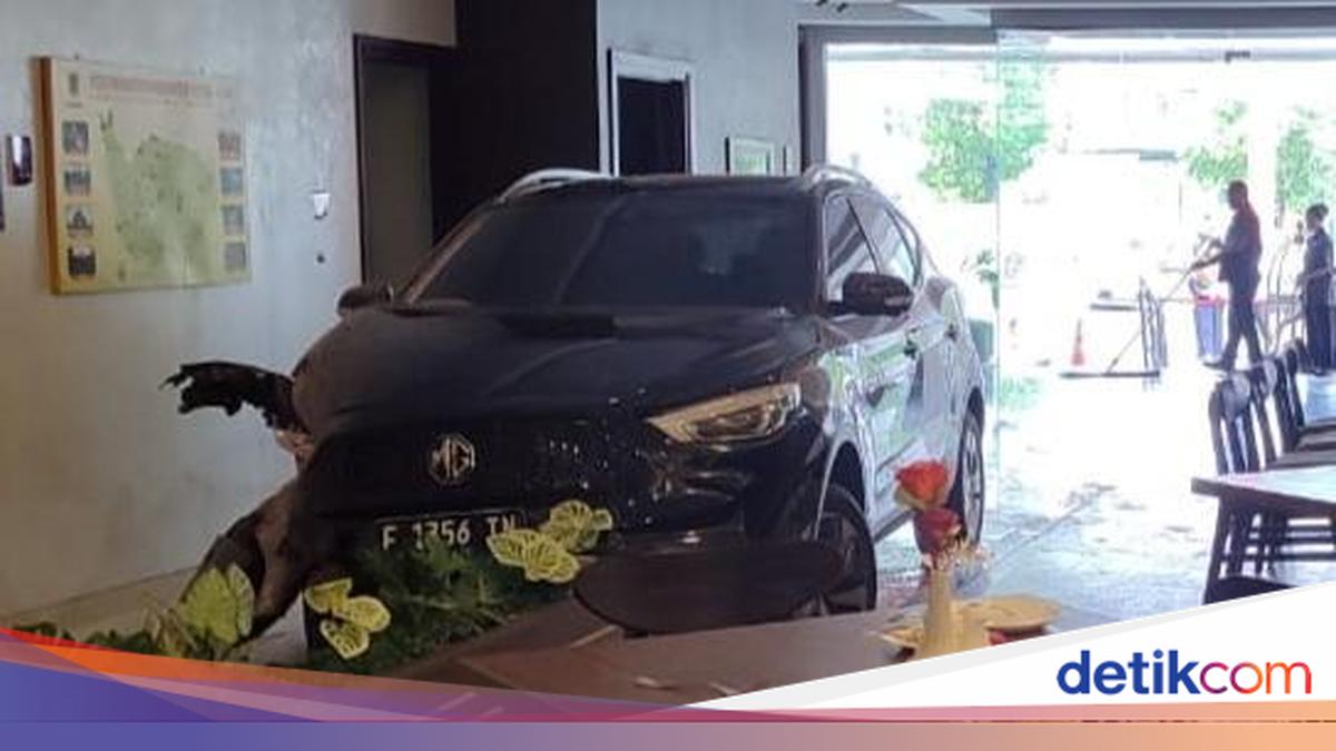 Kesaksian Warga Lihat Mobil Listrik 'Terbang' Masuk ke Hotel
