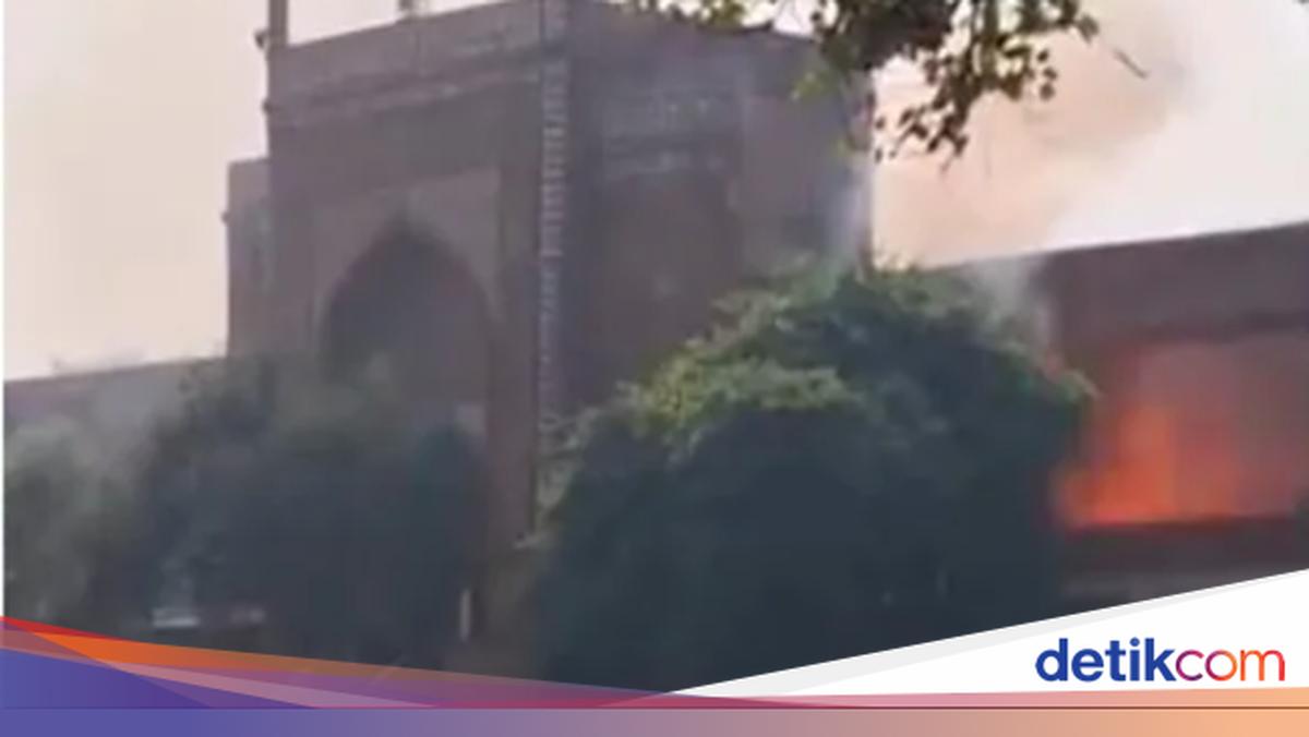 Kompleks Taj Mahal Kebakaran!