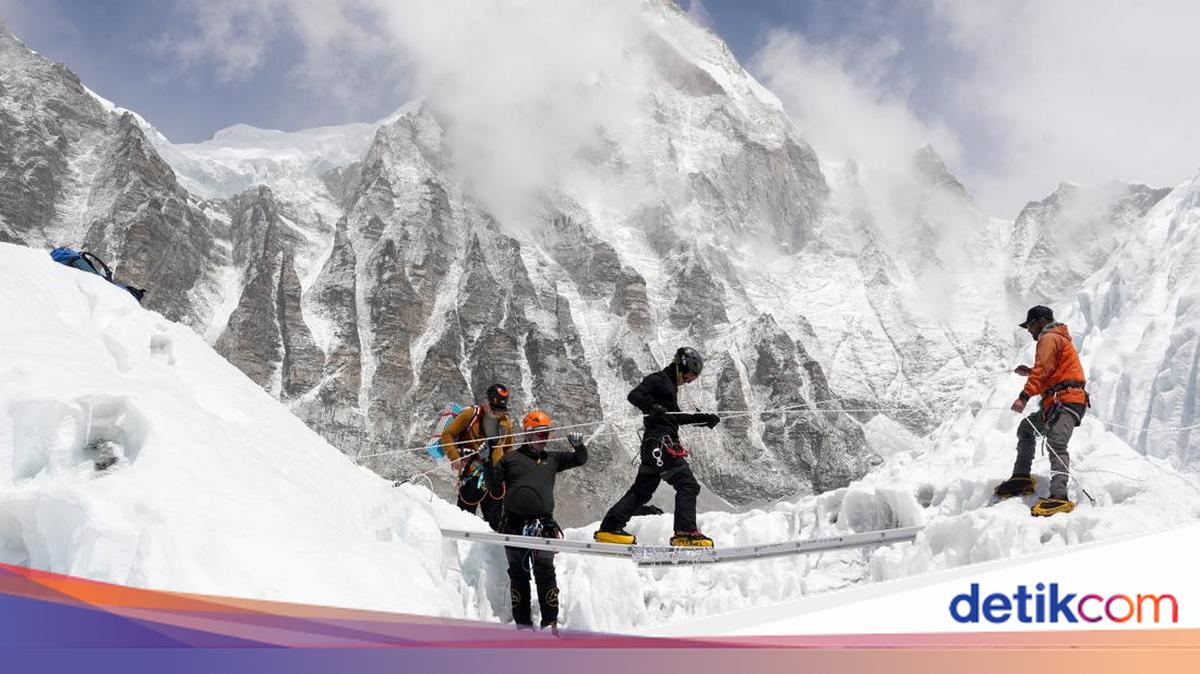Mencekam, 1.000 Wisatawan Terjebak Badai Salju di Gunung Everest