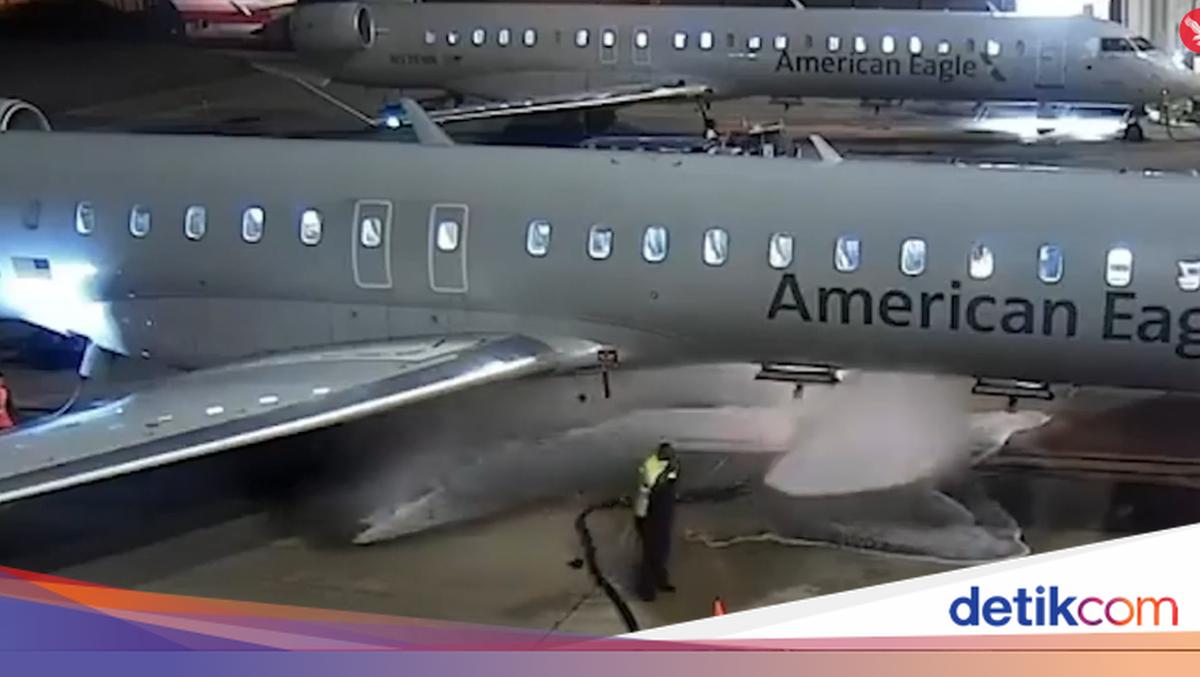 Momen Mengerikan! Bahan Bakar Pesawat Tumpah Saat Lagi Diisi