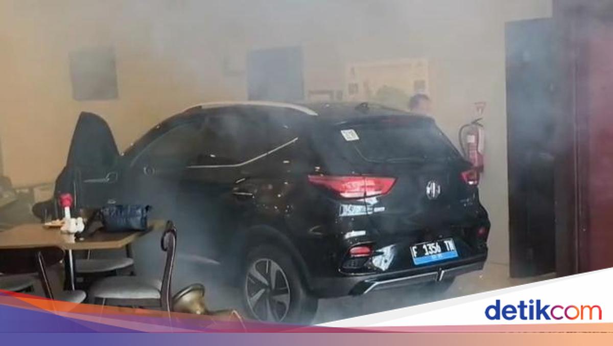 Pelajaran dari Kecelakaan Mobil Listrik 'Terbang' Tabrak Hotel