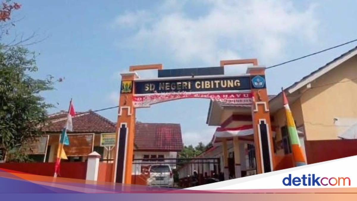Tak Lagi Belajar di Lantai, Siswa di SD Ini Dapat Bantuan Meja-Kursi