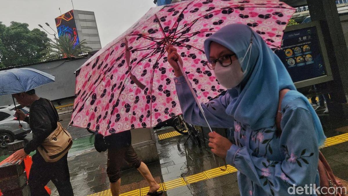 Viral Air Hujan Jakarta Mengandung Mikroplastik, Bagaimana Bisa Terjadi?