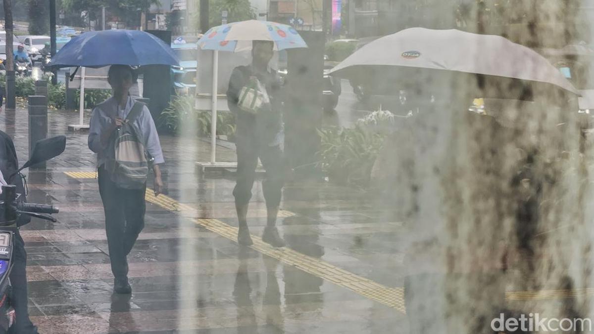 Viral Air Hujan di DKI Mengandung Mikroplastik, Benarkah? Ini Faktanya